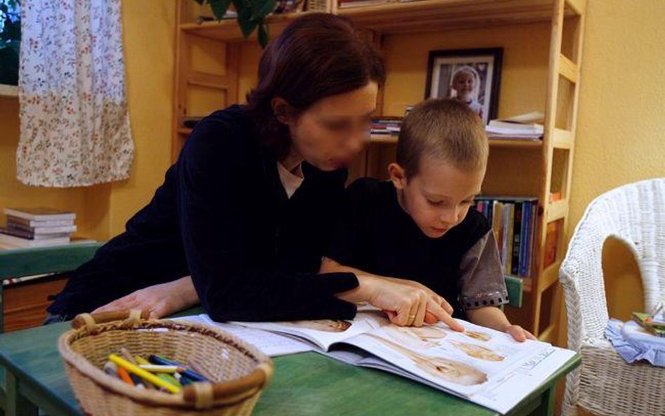 Ustawa nie precyzuje pojęcia samotnego wychowywania dziecka, ale przyjmuje się, że chodzi o samodzie