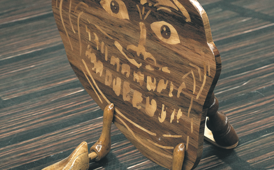 „Troll 5”, Karolina Jarzębak, 2024, intarsja, 52 x 56,5 x 58 cm