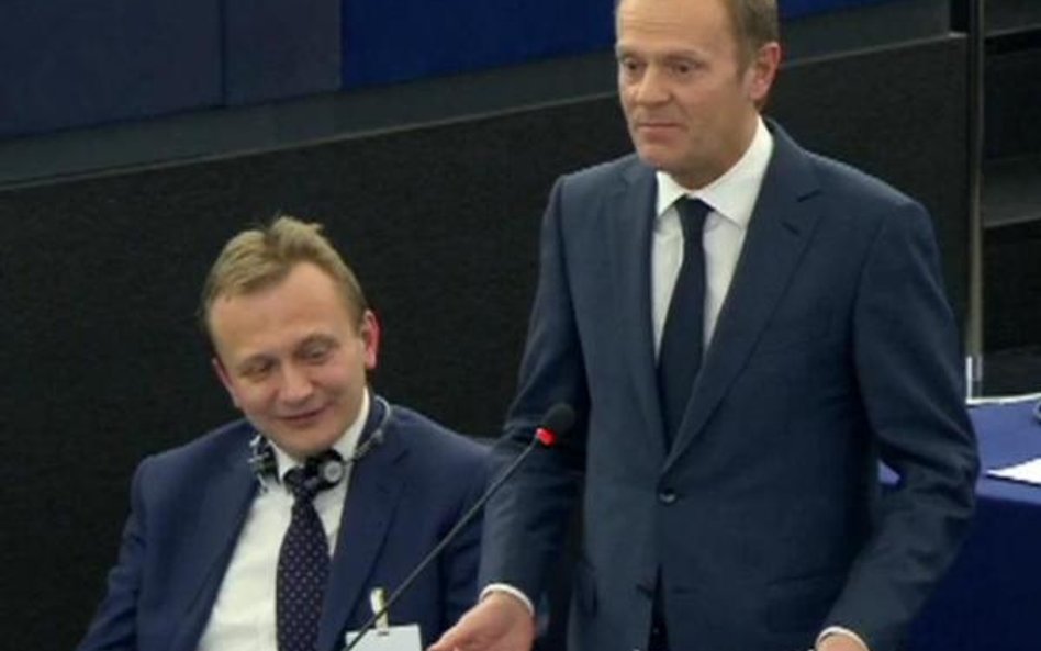 Farage i Duda atakują Tuska w europarlamencie