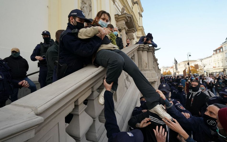 Reuters: W Polsce protesty, zakłócane msze