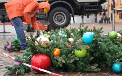Montowanie świątecznych ozdób w Warszawie