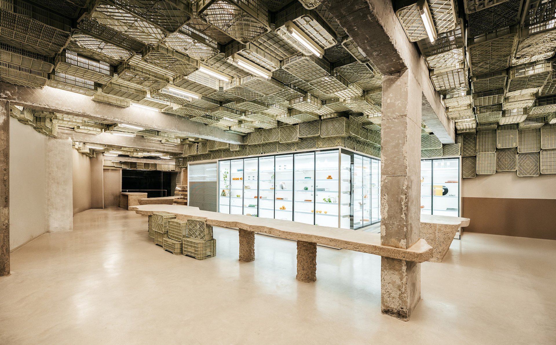 Brutalistyczny supermarket jak galeria sztuki. Prestiżowe nagrody za projekt