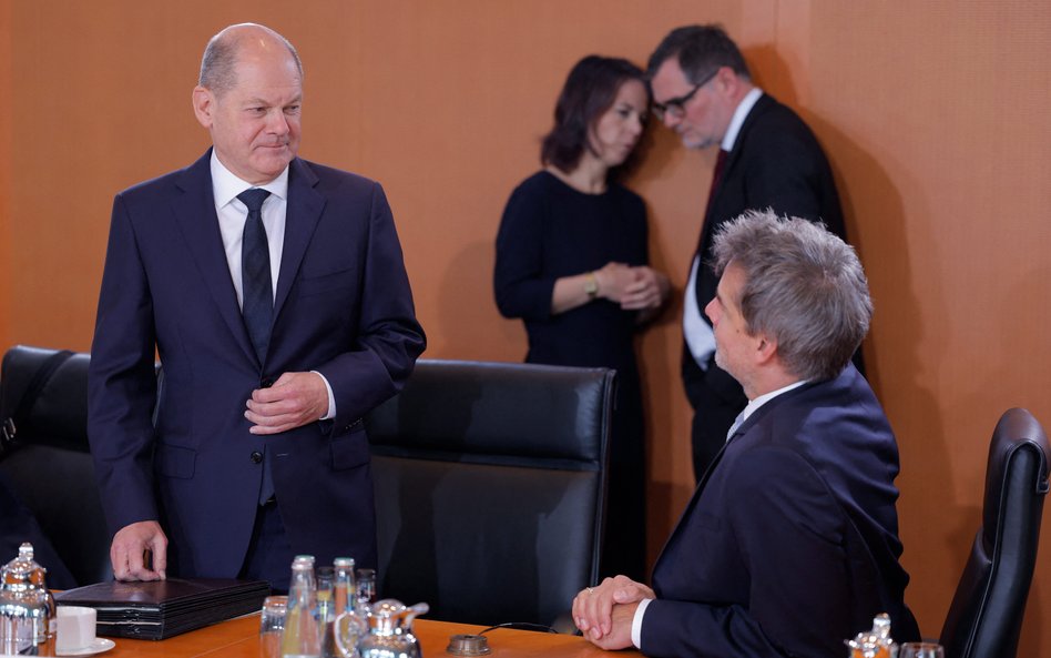 Kanclerz Olaf Scholz (na zdjęciu podczas rozmowy z rzecznikiem rządu Steffenem Hebestreitem) jest co