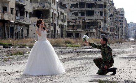 Wojna w Syrii. Sesja ślubna w ruinach w Homs