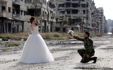 Wojna w Syrii. Sesja ślubna w ruinach w Homs