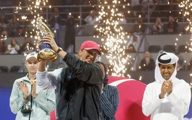 Iga Świątek z trofeum za zwycięstwo w turnieju w Katarze
