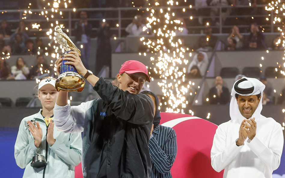Iga Świątek z trofeum za zwycięstwo w turnieju w Katarze