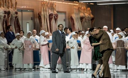 W oryginalnym libretcie akcja rozgrywała się w młynie. Krzysztof Warlikowski przeniósł ją do mechani