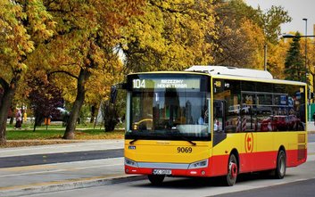 Hybrydowy autobus tureckiej marki Otokar na warszawskich ulicach