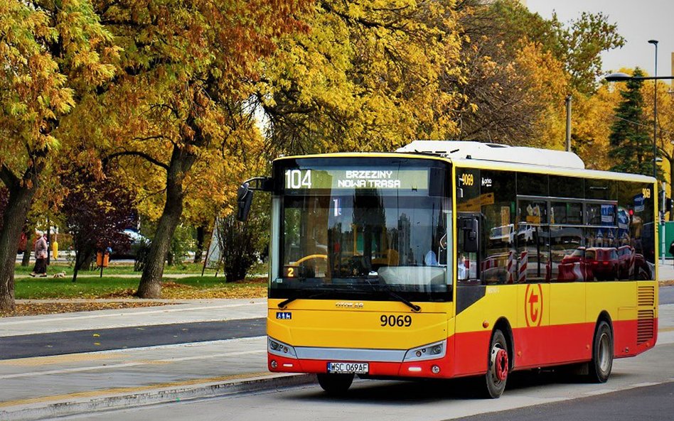 Hybrydowy autobus tureckiej marki Otokar na warszawskich ulicach