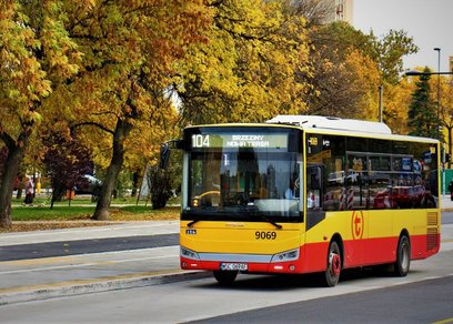 Hybrydowy autobus tureckiej marki Otokar na warszawskich ulicach