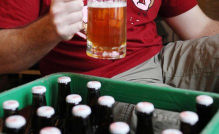 Mniej reklam i liczba kalorii na butelce ma zniechęcić do piwa