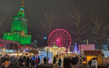 Tłumnie przywitali Warszawiacy nowy Jarmark Warszawski. Dawy Plac Defilad ożył i ten fakt należy nie