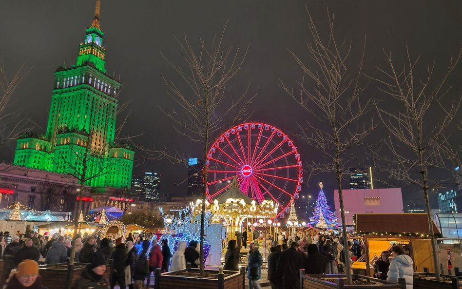 Tłumnie przywitali Warszawiacy nowy Jarmark Warszawski. Dawy Plac Defilad ożył i ten fakt należy nie