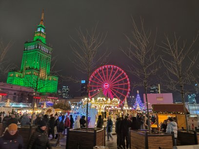 Tłumnie przywitali Warszawiacy nowy Jarmark Warszawski. Dawy Plac Defilad ożył i ten fakt należy nie
