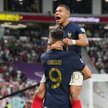 Kylian Mbappe i Olivier Giroud cieszą się z gola dla reprezentacji Francji