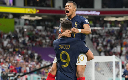 Kylian Mbappe i Olivier Giroud cieszą się z gola dla reprezentacji Francji