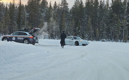 Wyciąganie z lodowej zaspy odbywa się zawsze przodem. Zaczepienie liny z tyłu auta groziłoby uszkodz
