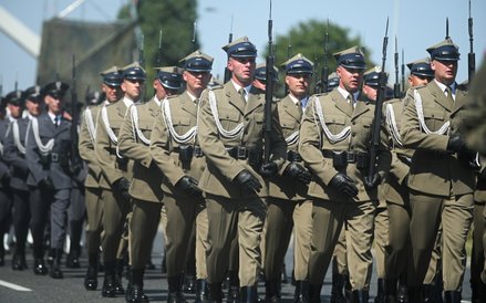 Przed trybuną honorową przedefilowali przedstawiciele wszystkich rodzajów sił zbrojnych