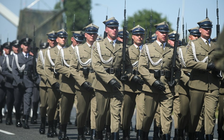 Przed trybuną honorową przedefilowali przedstawiciele wszystkich rodzajów sił zbrojnych