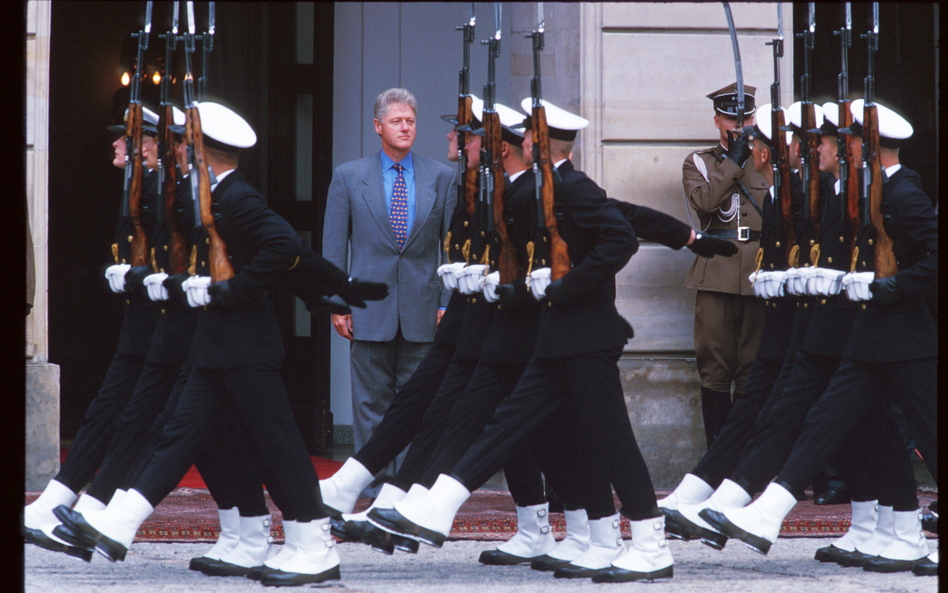 Prezydent USA Bill Clinton z oficjalną wizytą w Polsce – przed Pałacem Prezydenckim w Warszawie uroc