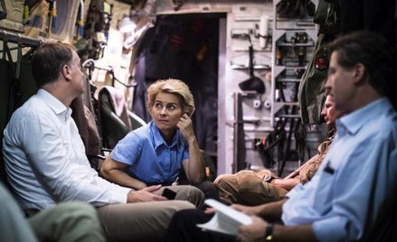 Minister obrony Ursula von der Leyen na pokładzie samolotu C-160 Transall w czasie niedawnej podróży