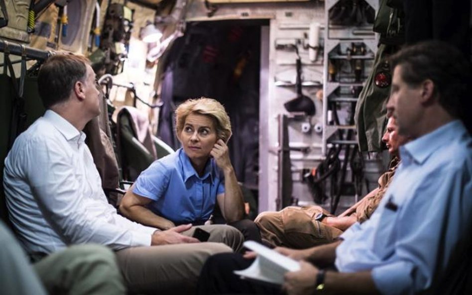 Minister obrony Ursula von der Leyen na pokładzie samolotu C-160 Transall w czasie niedawnej podróży