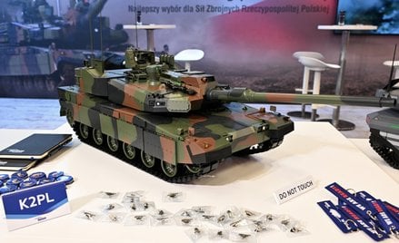 Model czołgu Hyundai Rotem K2PL zaprezentowany podczas otwarcia konferencji Defence24 Days na stadio