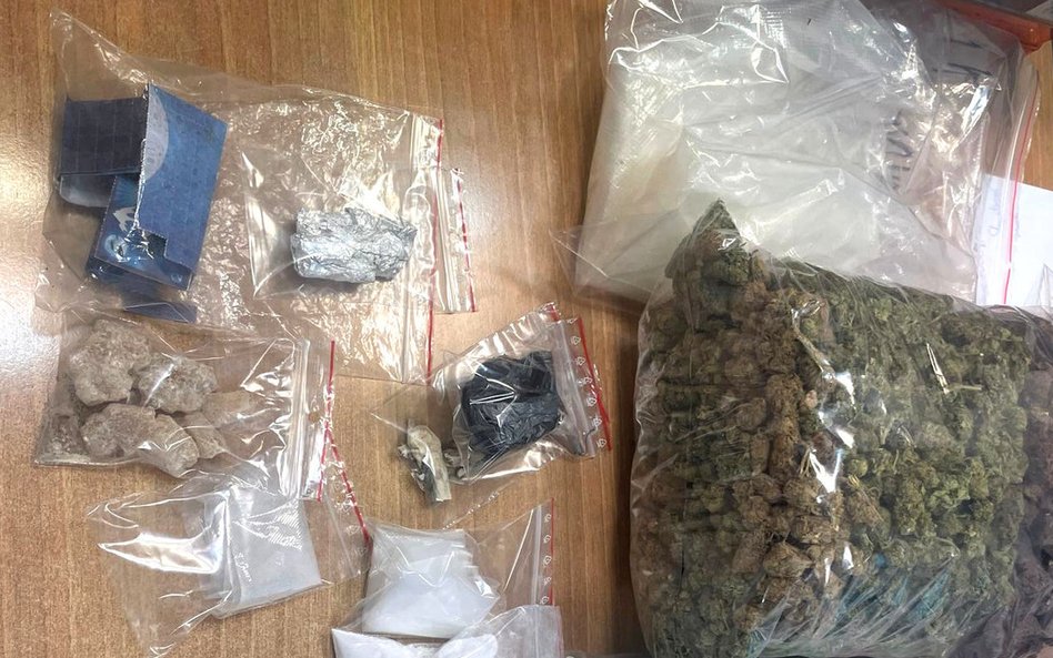 W mieszkaniu znajdowała się marihuana ukryta w foliowej torbie oraz kokaina w zgrzewalnym opakowaniu