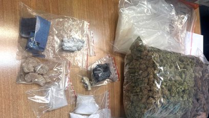 W mieszkaniu znajdowała się marihuana ukryta w foliowej torbie oraz kokaina w zgrzewalnym opakowaniu