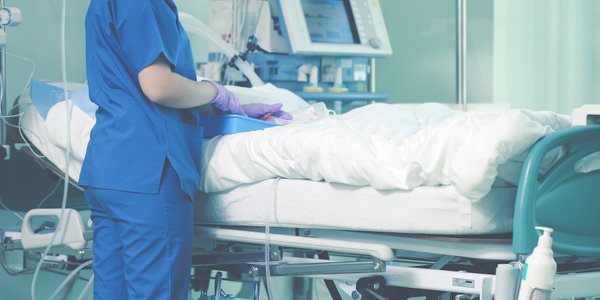 Rząd chce rozszerzyć uprawnienia pielęgniarek i położnych. Jakie zmiany planuje ministerstwo?