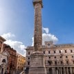 Trzydziestometrowa kolumna Marka Aureliusza wzniesiona na Piazza Colonna w Rzymie