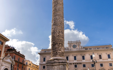 Trzydziestometrowa kolumna Marka Aureliusza wzniesiona na Piazza Colonna w Rzymie