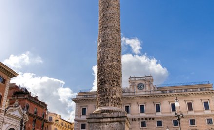 Trzydziestometrowa kolumna Marka Aureliusza wzniesiona na Piazza Colonna w Rzymie