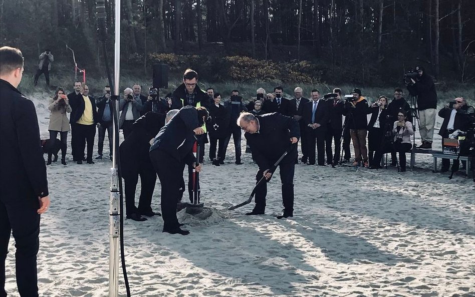 Kanał na Mierzei Wiślanej: Kaczyński wkopał słupek geodezyjny