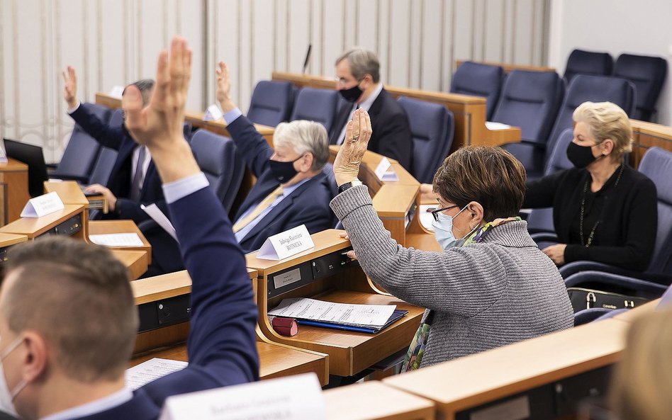 Opozycja ma dwa głosy przewagi, a w praktyce jeden, bo Lidia Staroń często głosuje z PiS