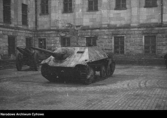 Samobieżne działo Hetzer, w powstańczej terminologii „Chwat”, wydobyte z ruin Poczty Głównej, do lat