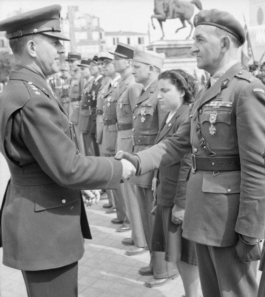 Generał Jacob Devers ściska rękę majora Słowikow- skiego po odznaczeniu go orderem Legion of Merit