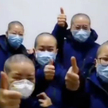Pielęgniarki jadą pomagać w Wuhan. Ogoliły głowy