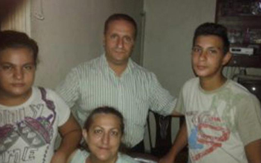 Gates i Sawsan, z córką Sando i synem Jousefem mieszkają w Aleppo. Potrzebują pieniędzy m.in. na ubr