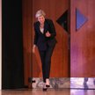 Theresa May wkracza tanecznym krokiem na scenę podczas konferencji Partii Konserwatywnej w Birmingha