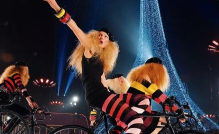 Pokaz Soni Rykiel w paryskim Grand Palais z repliką Wieży Eiffla w tle