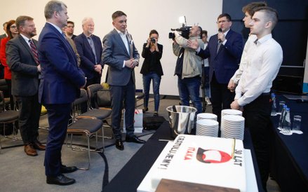 Serwis Turystyka.rp.pl uczcił 30-lecie biura podróży tortem