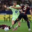 LaLiga. Levante przeciwko FC Barcelona; Robert Lewandowski z FC Barcelony w akcji z Unaiem Elgezabal