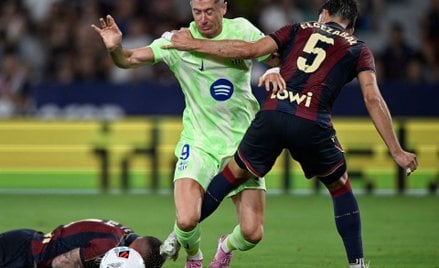 LaLiga. Levante przeciwko FC Barcelona; Robert Lewandowski z FC Barcelony w akcji z Unaiem Elgezabal