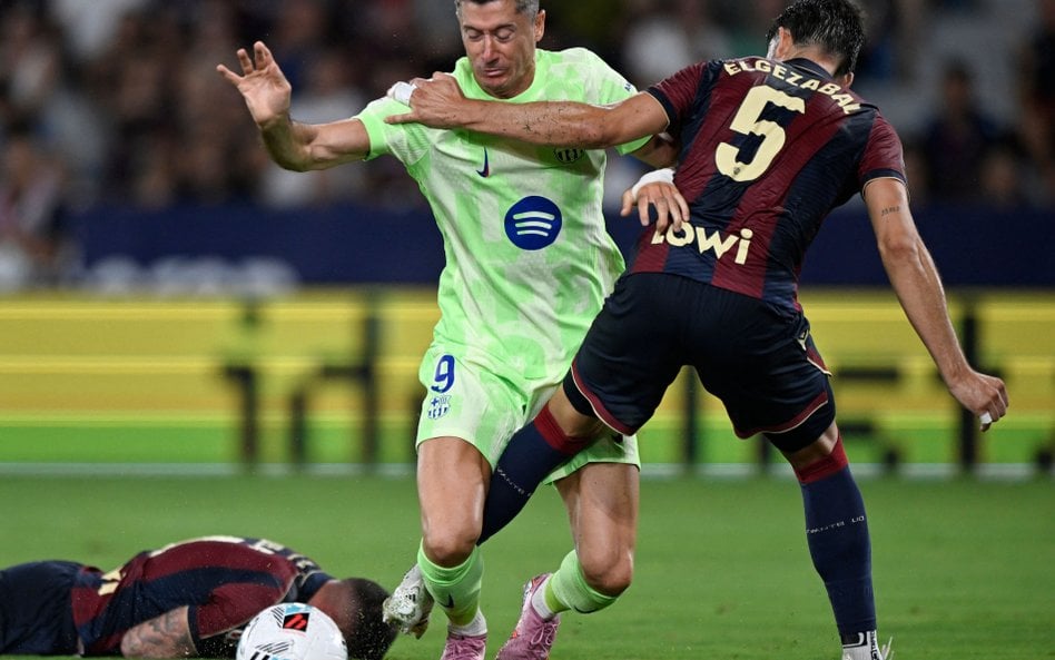 LaLiga. Levante przeciwko FC Barcelona; Robert Lewandowski z FC Barcelony w akcji z Unaiem Elgezabal