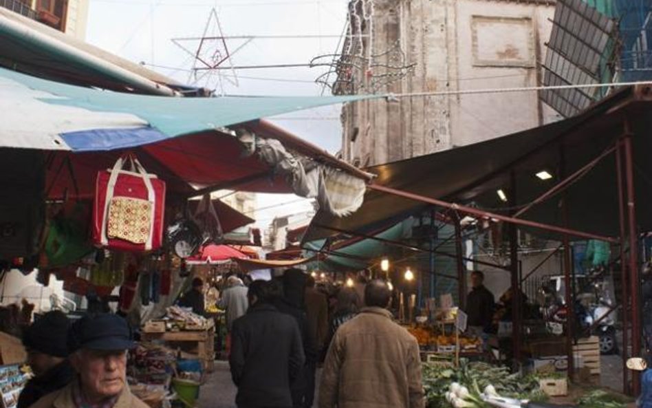 Palermo. Stolica Sycylii, biednego jak na Włochy regionu. Miejscowi politycy mają się jednak jak pąc