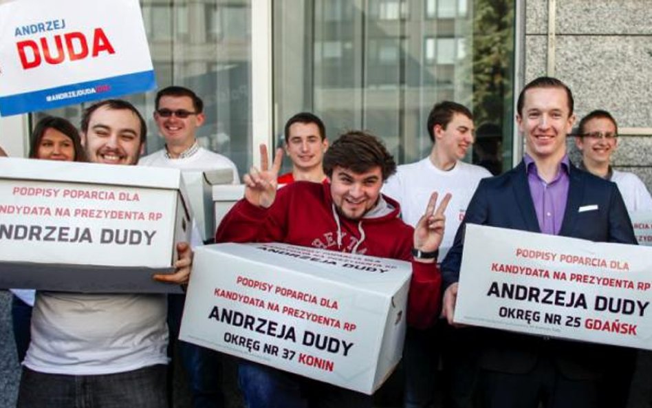 Sztab Andrzeja Dudy przyniósł do PKW 1,6 mln podpisów