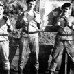 Żołnierze 7. kompanii w roli osób rozstrzeliwanych. Od lewej autor, obok N.N. i Ryszard Kosek, 1978 