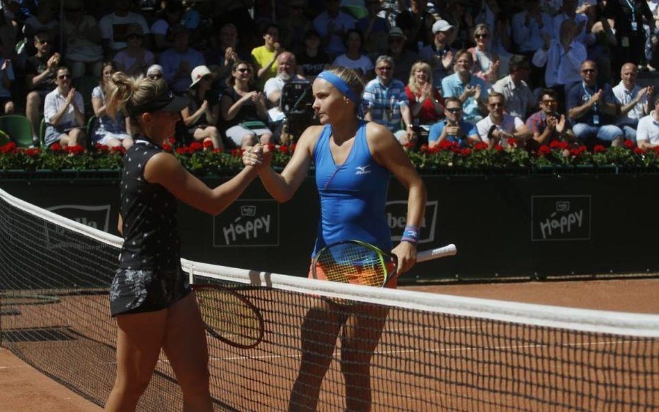 Marta Kostiuk (z lewej) i Rebecca Sramkova